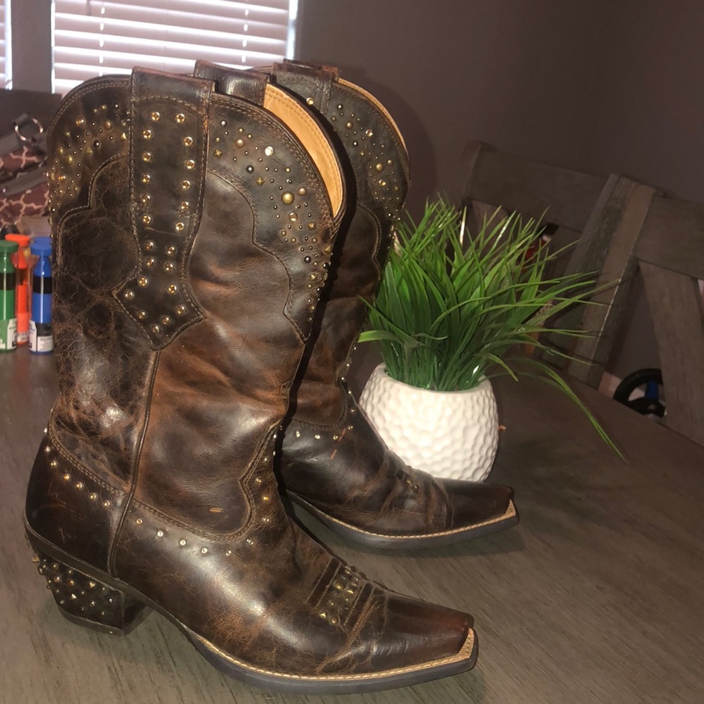 Ariat boots size 8B in like new condition